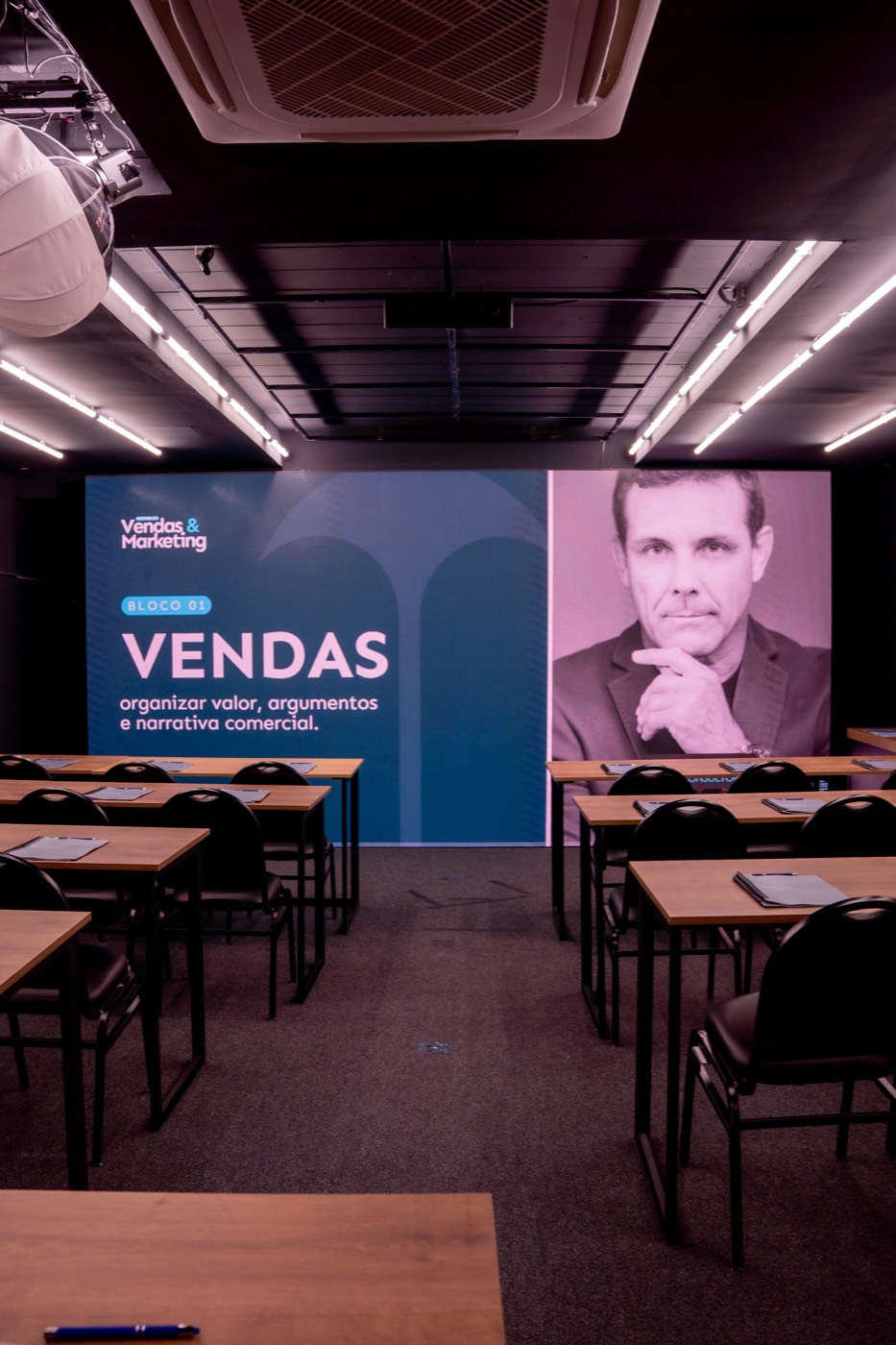 Sala preparada para a oficina de vendas e marketing da FONTE