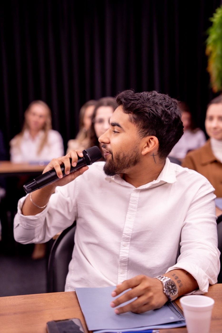 Participante fazendo uma pergunta durante a oficina