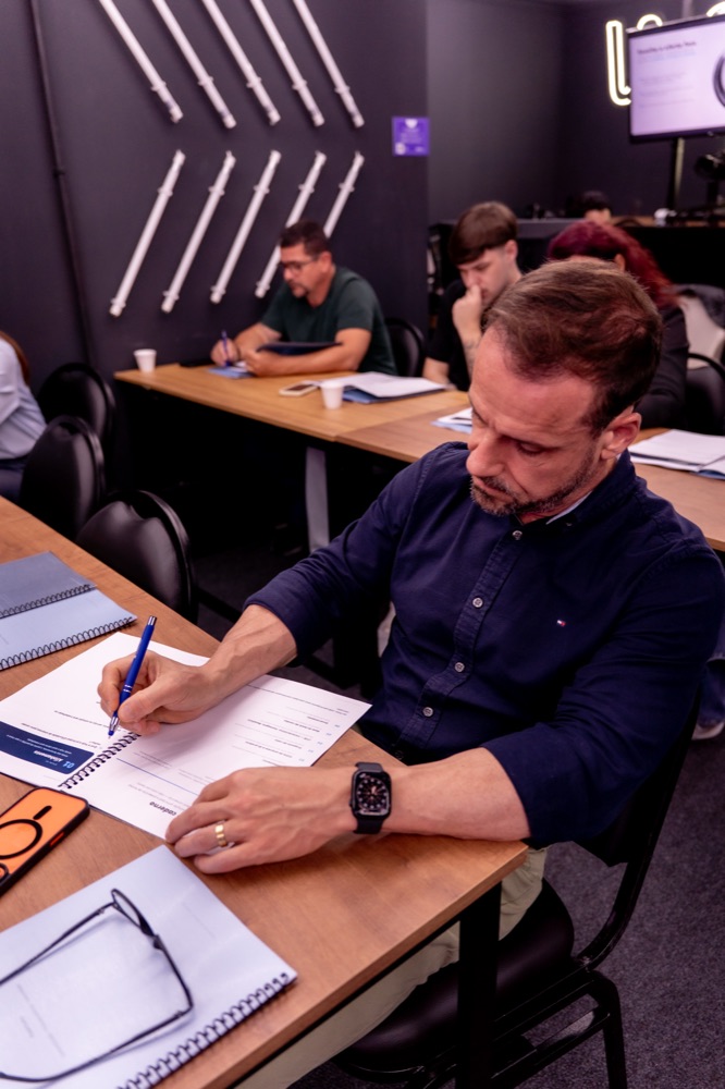 Participante aplicando o conteúdo em uma oficina presencial da FONTE